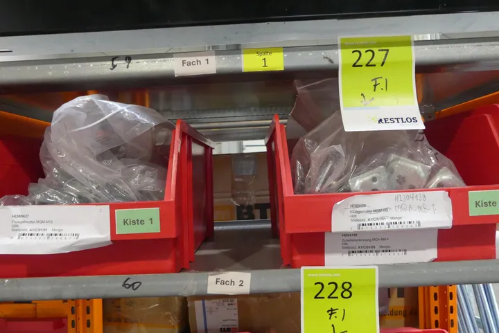 Konvolut Befestigungsmaterial, divers Umfang: Fachinhalt